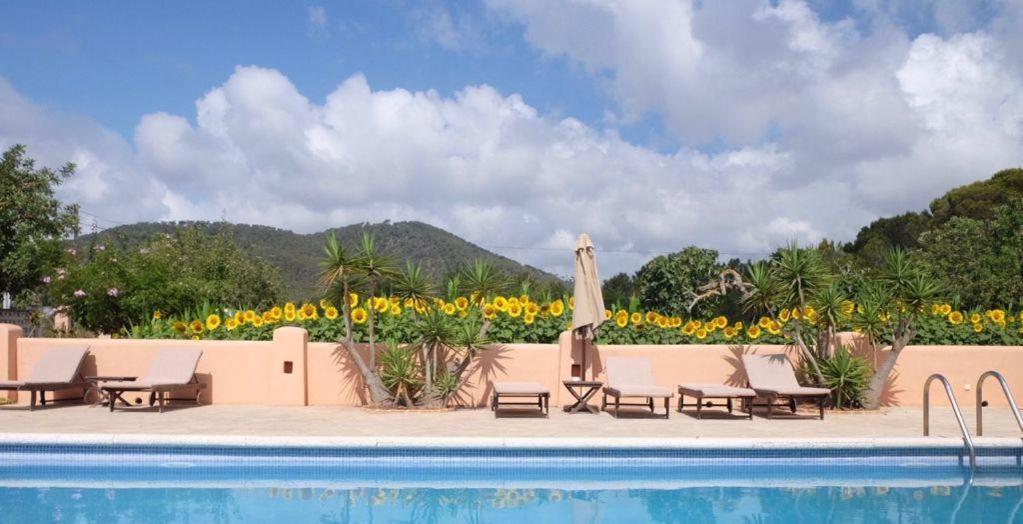 Hostal Restaurante Pou Des Lleo Sant Carles de Peralta Eksteriør billede