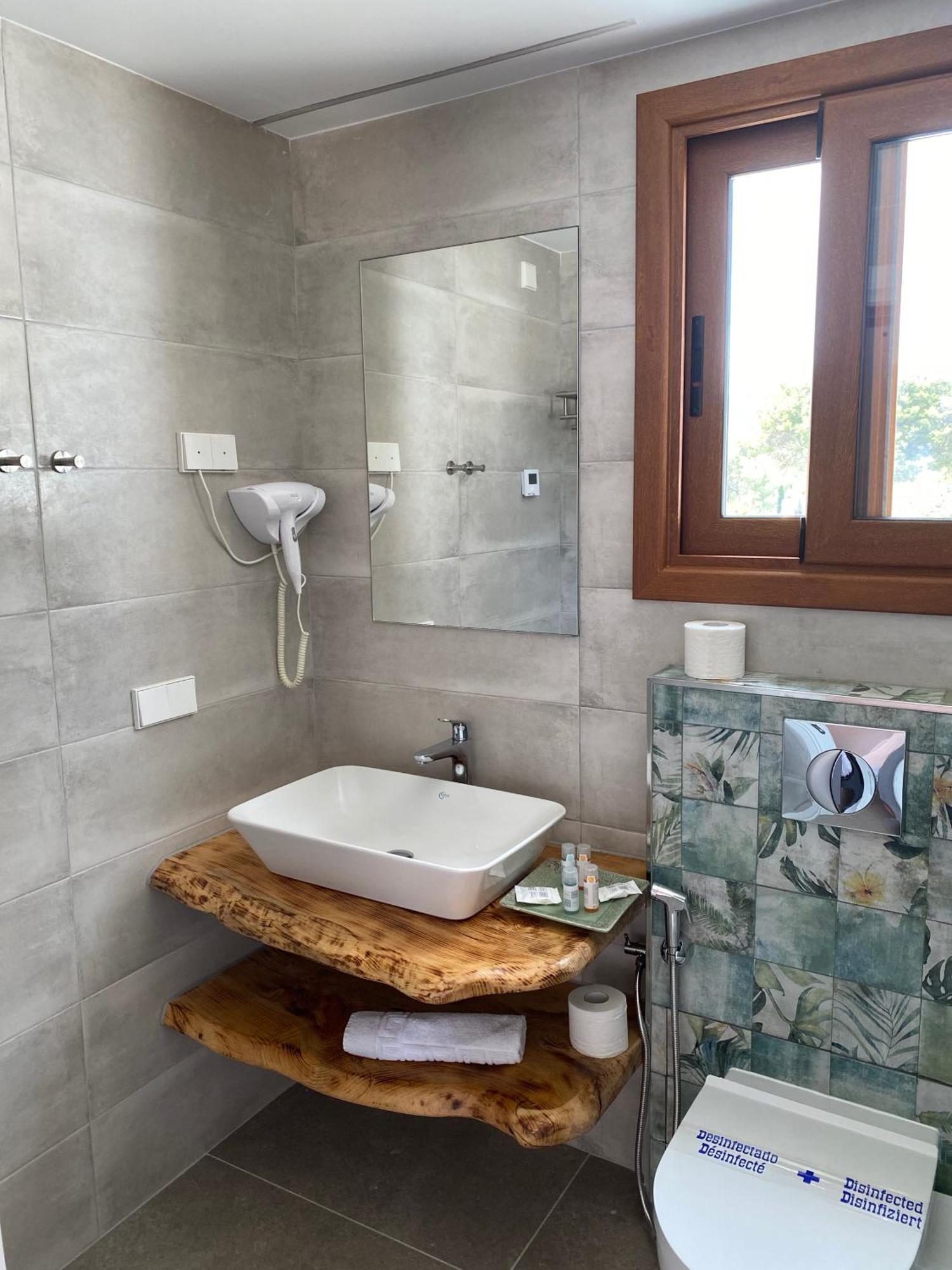 Hostal Restaurante Pou Des Lleo Sant Carles de Peralta Værelse billede